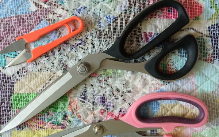 ножницы на рабочем столе