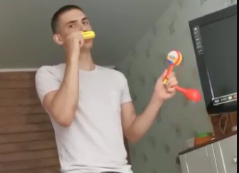старший развлекает младшего