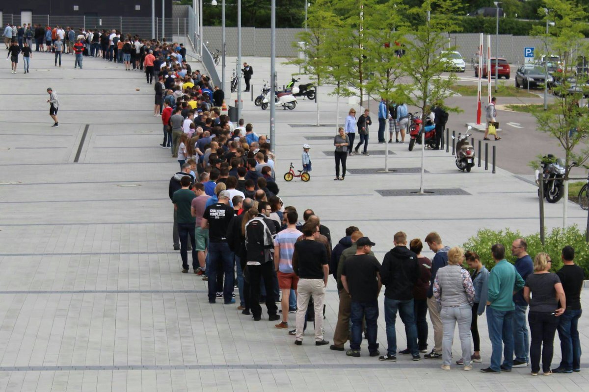 Очереди в магазины в ссср в 1990. Толпа людей в очереди. Очередь фото. Очередь. В прежнюю очередь.