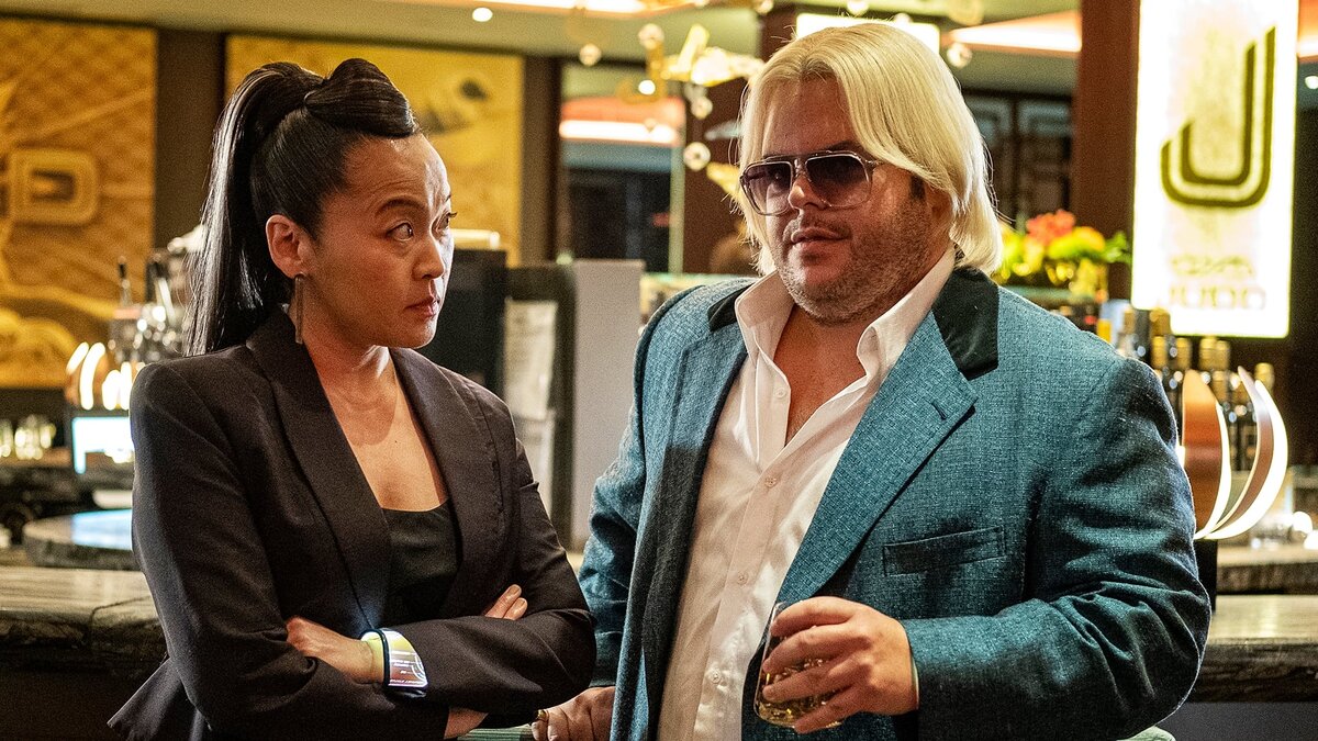 Джадд с ассистенткой.