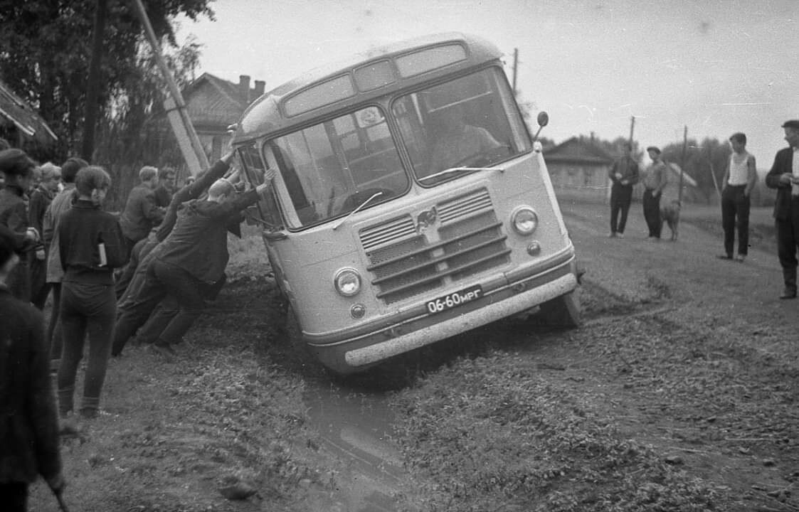 Советский человек всегда помогал другим!