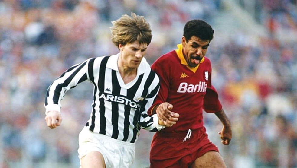 Микаэль Лаудруп в матче за туринский футбольный клуб "Ювентус".В 2006 году Федерация футбола Дании признала Лаудрупа лучшим футболистом в истории Дании