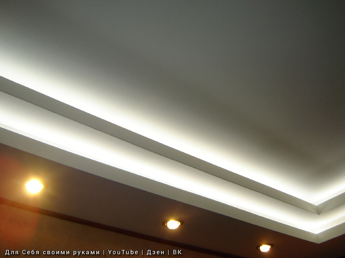 Гипсокартонный потолок со светодиодной подсветкой.