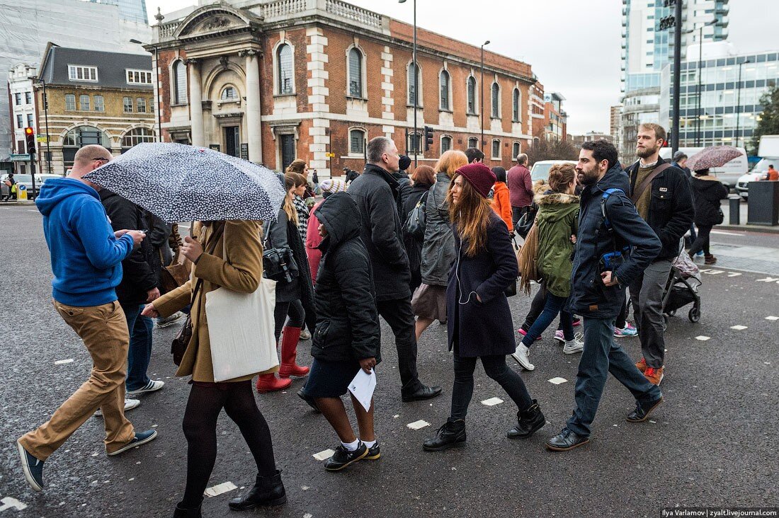 Женщины гуляют на улице. Люди в городе. Старик гуляет по москве. В чем ходят в москве. Люди на улицах москвы.