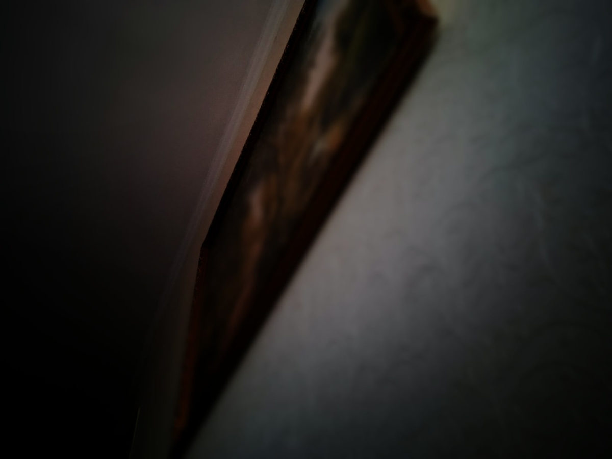 картина висит на стене