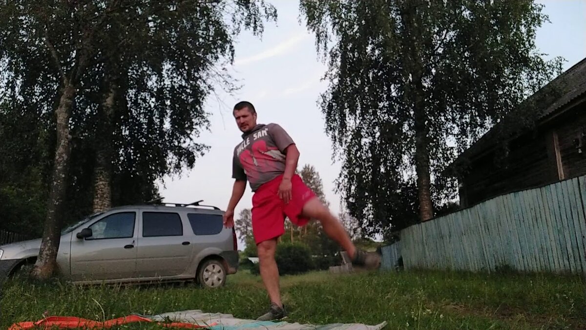 На фотографии автор публикации делает приседания на одной ноге