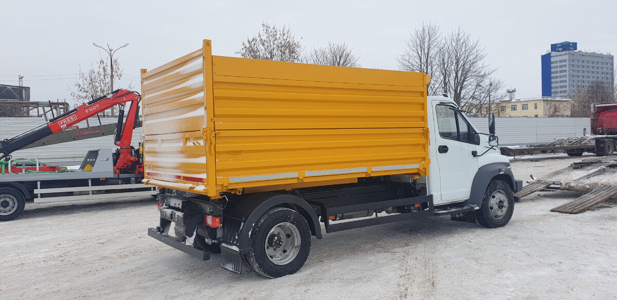 Короткий задний свес платформы самосвала ГАЗ-САЗ-250713 обусловлен тем, что необходимо соблюдать предельные нагрузки на оси. Удлинение или смещение платформы назад приведет к превышению нагрузки на заднюю ось.