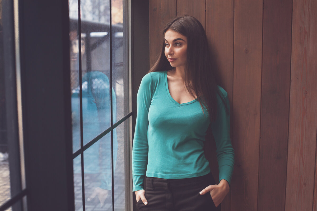 Женщина у окна.