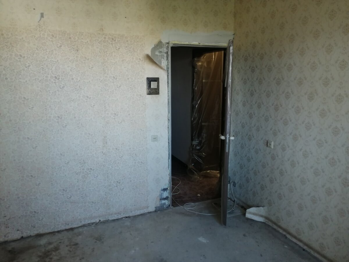 Фото можно листать! Одна из жилых комнат - как видите, ремонта здесь не было много лет