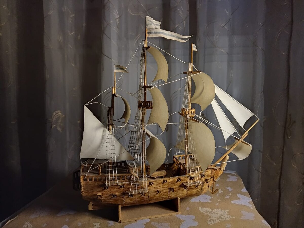 Фрегат с бумажными парусами