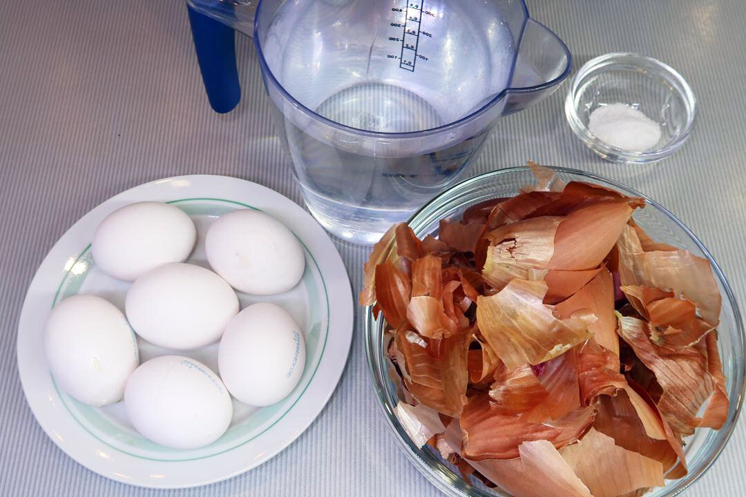 Покраска яиц луковой шелухой мраморные. Украшения вареных яиц к Пасхе натурально в шелухе. Заварка и луковая шелуха покрасить яйца.