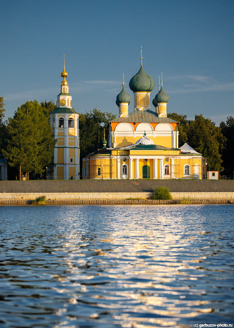 Церковь на берегу реки река Волга