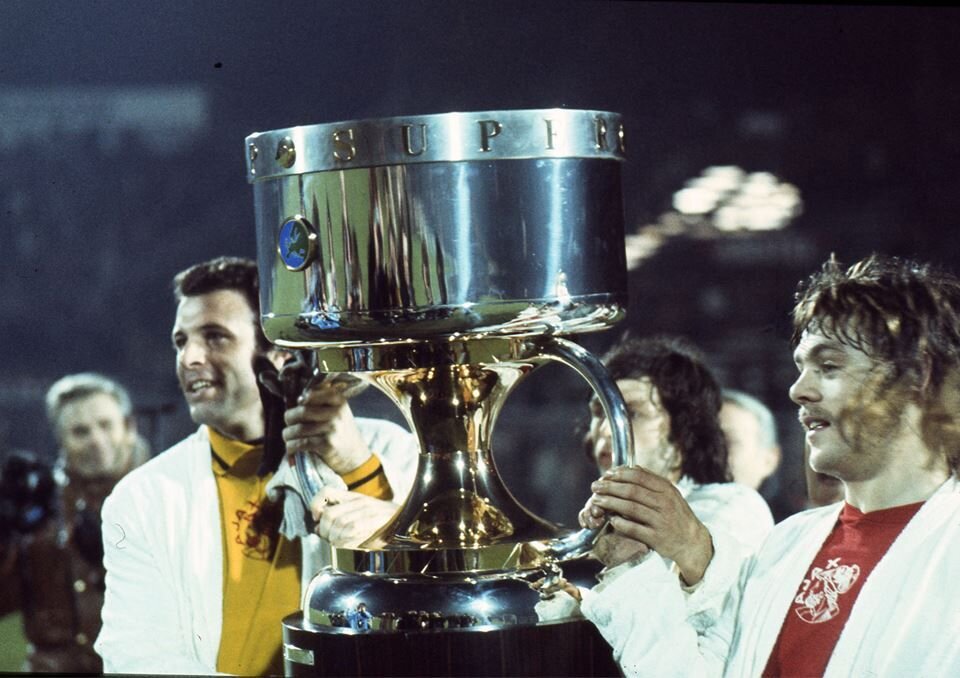 Футбол кубок кубков 2019. UEFA super Cup Кубок. Суперкубок УЕФА трофей. Кубок УЕФА 1972/1973. Аякс Амстердам 1971-1973.
