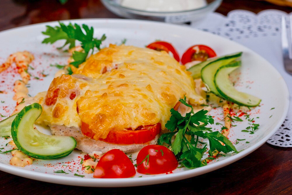 Мясо по французски духовка картошкой помидор. Свинина под сыром. Свинина с помидорами и сыром. Свинина запеченная с помидорами. Свинина запеченная с помидорами и сыром.