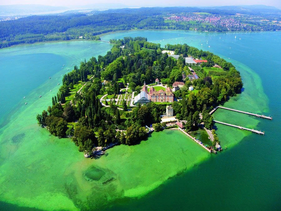 Остров на озере которое находится на острове. Остров Майнау на Боденском озере. Остров цветов Майнау Германия. Майнау остров цветов на Боденском озере Германия. Боденское озеро цветочный остров.