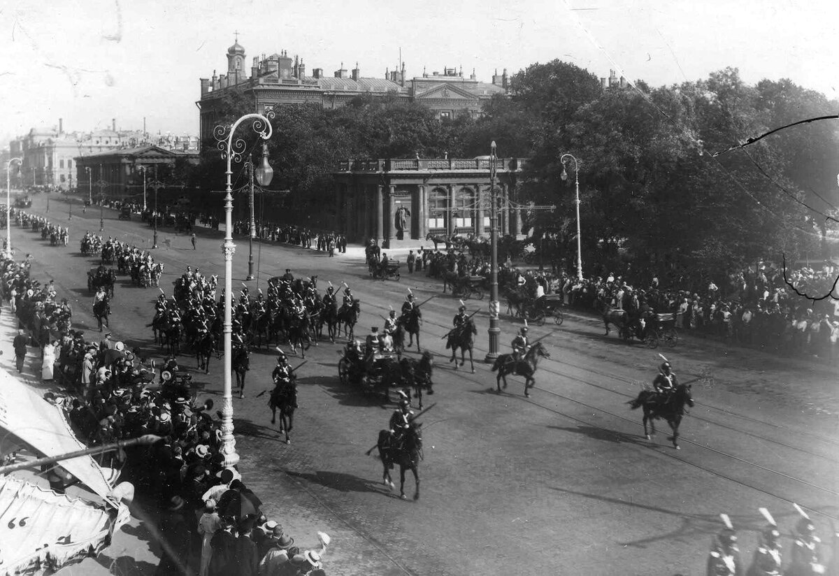 петербург - 1914 - петроград. весь петербург 1914. дворцовая площадь объявление войны 1914. весь петербург 1914. петербург 1914 фото.
