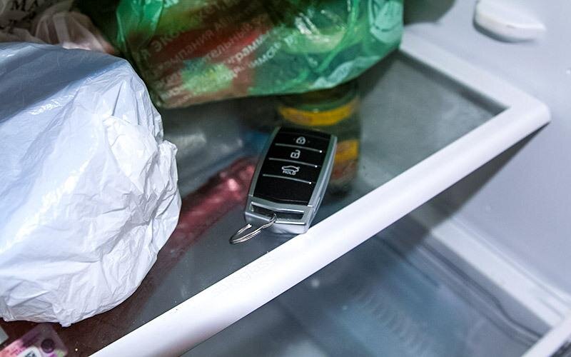 Ключи, положенные в холодильник вместо тумбочки в коридоре - повод внимательно понаблюдать за пожилым человеком. 