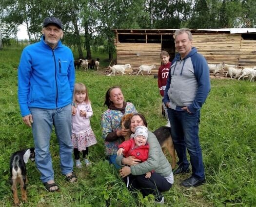 Видите на заднем плане коз и козлов? Вот что делает Валькирия с душами тех, кто имел глупость и неосторожность её обидеть или обмануть. Козлята - это непослушные детишки на летних каникулах перевоспитываются.