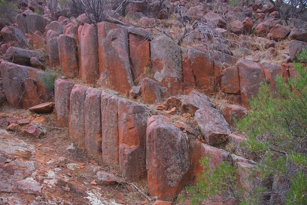 Фото: http://russkievesti.ru/novosti/istoriya/megalityi-i-kamennyie-obrazovaniya-avstralii.html