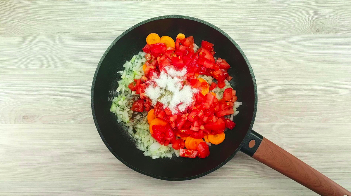 Оден еда японии. Пирог киш лорен. Тарелка с едой вид сверху. Горячая еда. Блюдо тоже.