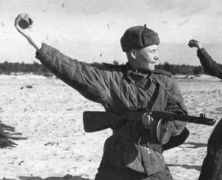 Солдат с гранатой. Советский солдат с гранатой. Солдат бросает гранату. Кидает гранату. Солдаты кидают
