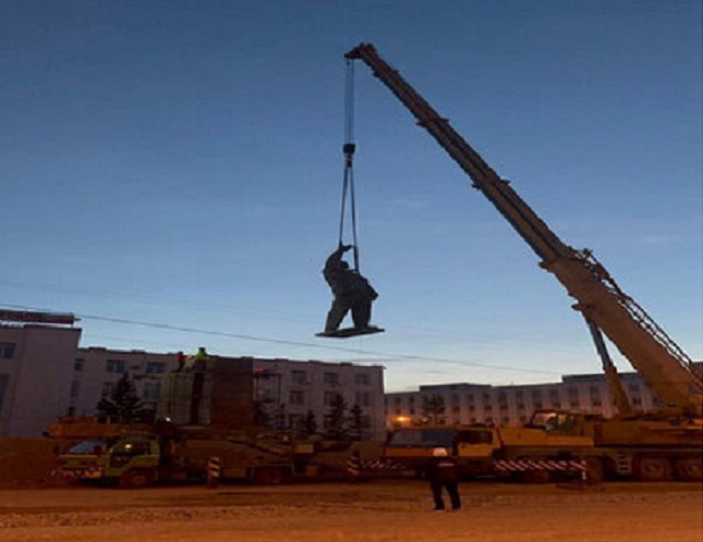Демонтаж памятника Ленину в Якутске... Реконструкция или мейнстрим?0