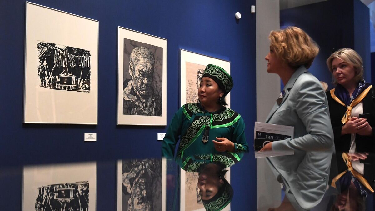    Посетители на открытии выставки "Твоя страна: Сахалин и Курилы сквозь время"© РИА Новости / Кирилл Каллиников