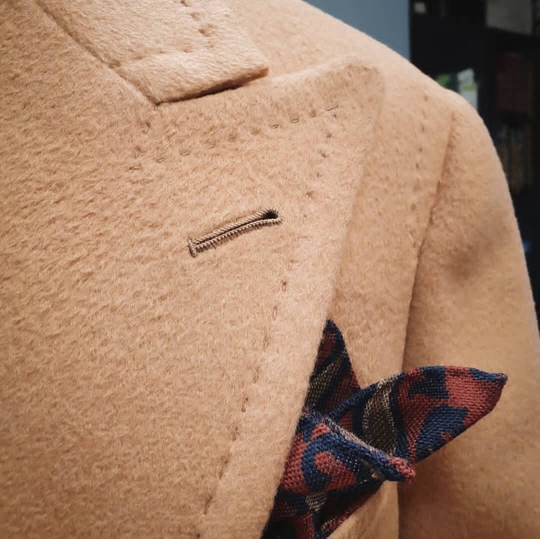 Вручную изготовленная петля и ручная вспушка на остроконечном лацкане пальто поло из верблюжьей шерсти от Caccioppoli