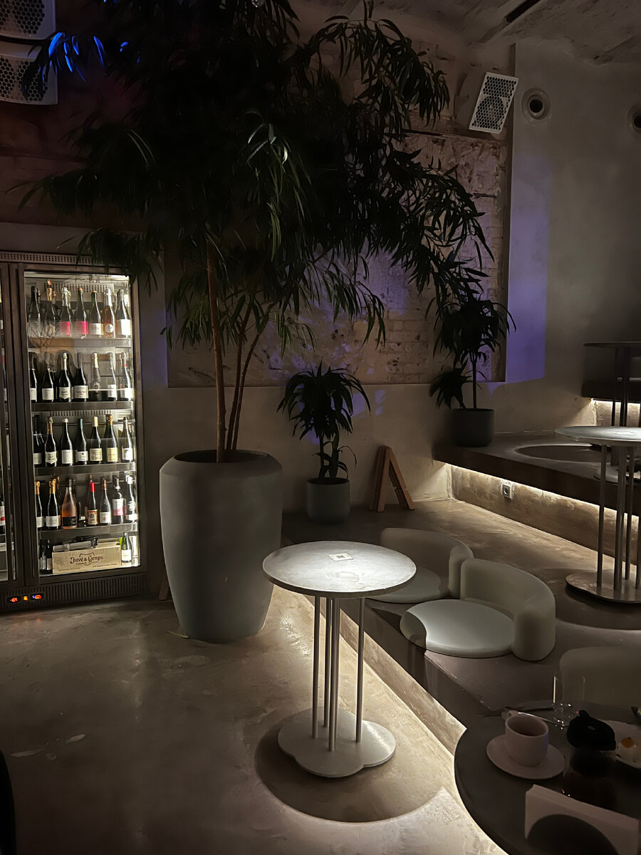 Часть столов размещены в амфитеатре