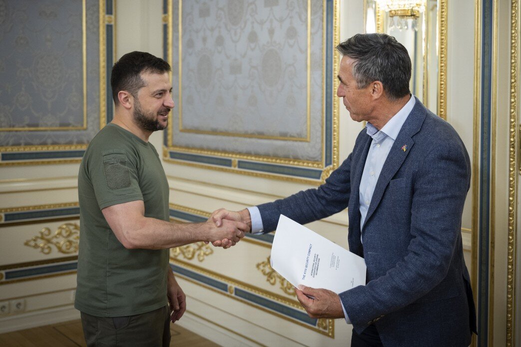    Воевать нельзя договариваться. «Гарантии безопасности Украины» ставят запятую после первого слова editor