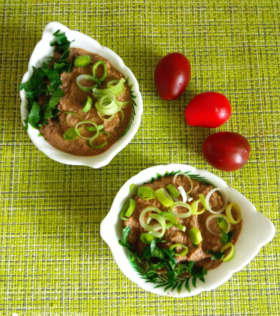 Мелко нарезанный лук порей дополнит вкус паштета. Фото автора.