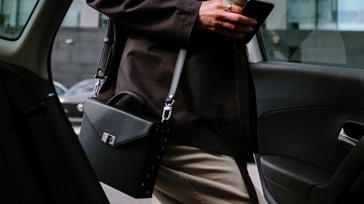    Девушка садится в автомобиль:pexels.com