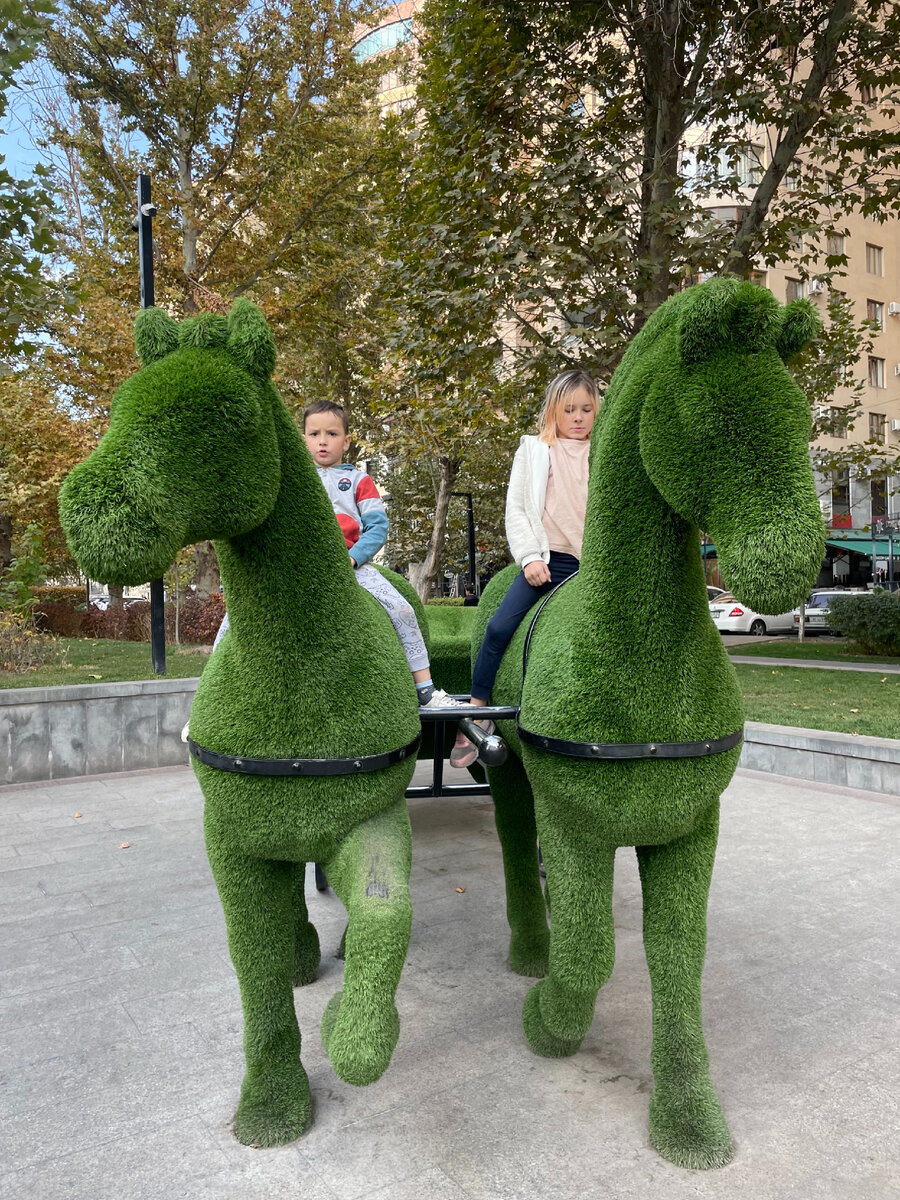 Нашли зверей из искусственной травы в парке Дианы Абгар. Они для красоты, но дети лазают по ним