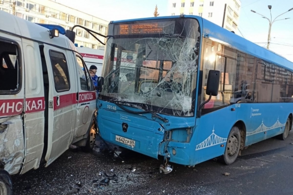    В Твери на видео попал момент ДТП с автобусом и автомобилем скорой помощи