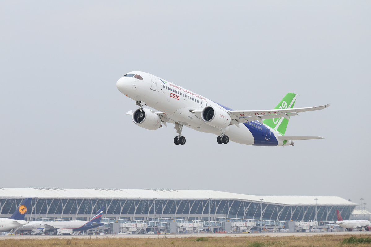 C919 вылетает из шанхайского аэропорта Пудун для испытательного полета, ноябрь 2017 года. Фото: Chen Zikuan/China Daily