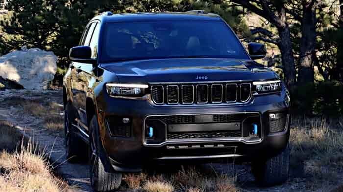    Фронтальный вид на американский автомобиль «Jeep Grand Cherokee» модельного ряда 2022 года