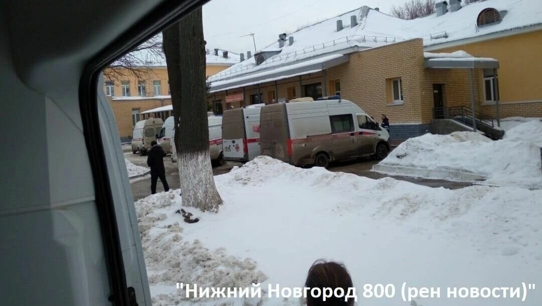     Многочасовая пробка из восьми карет скорой помощи образовалась у приемного покоя детского отделения больницы №23 в Нижнем Новгороде. Об этом сообщается в паблике «Нижний Новгород 800 (Рен новости)».