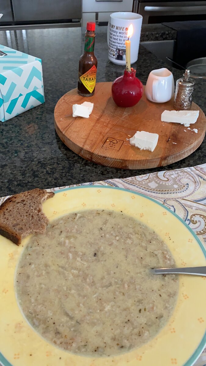 Обедаем! Грузинский суп на мацони с цельнозерновым хлебом и сулугуни