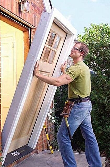 Дверь лучше всего устанавливать блоком — вместе с коробкой и полотном