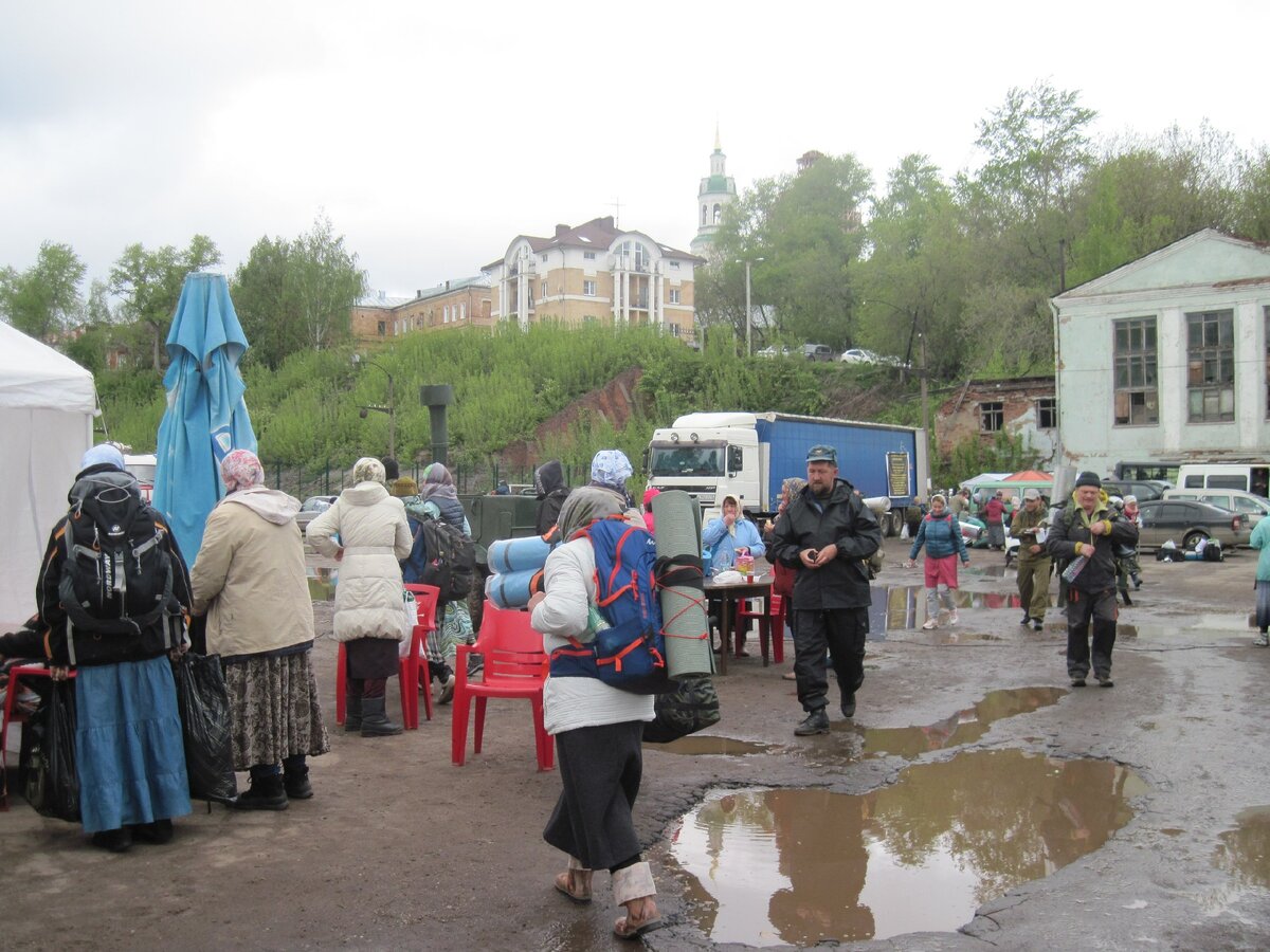 Та самая раздача каши возле Трифонова монастыря