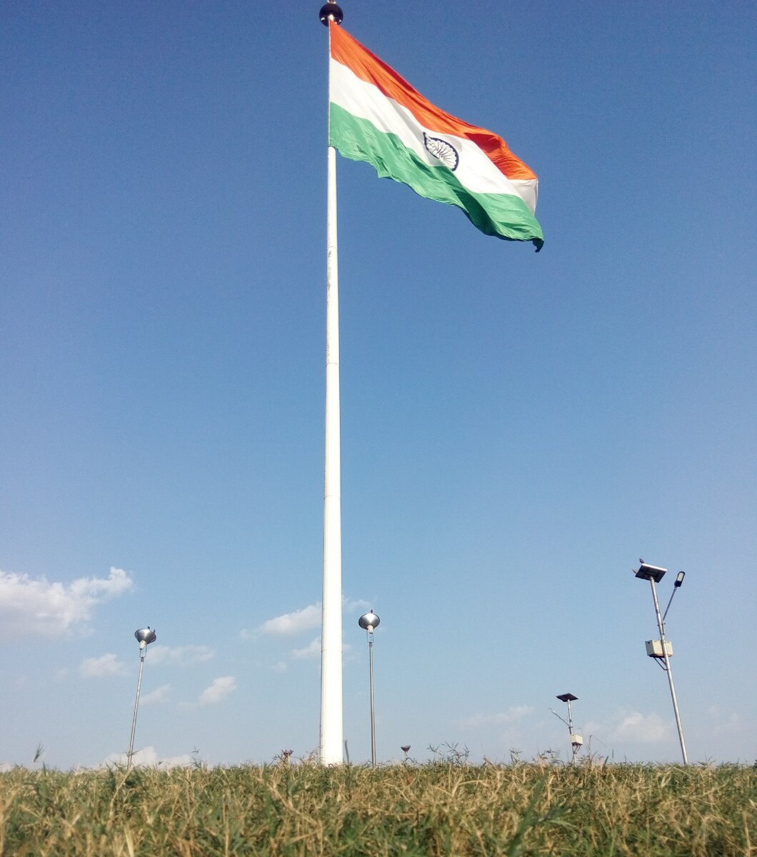 Гордо реет индийский стяг.