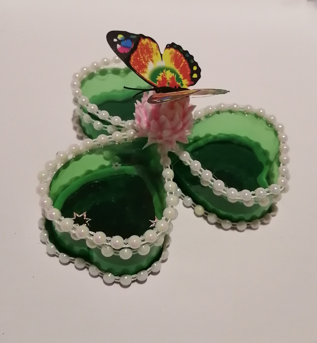 клевер(крышку можно вращать а можно приподнимать каждый листик отдельно)