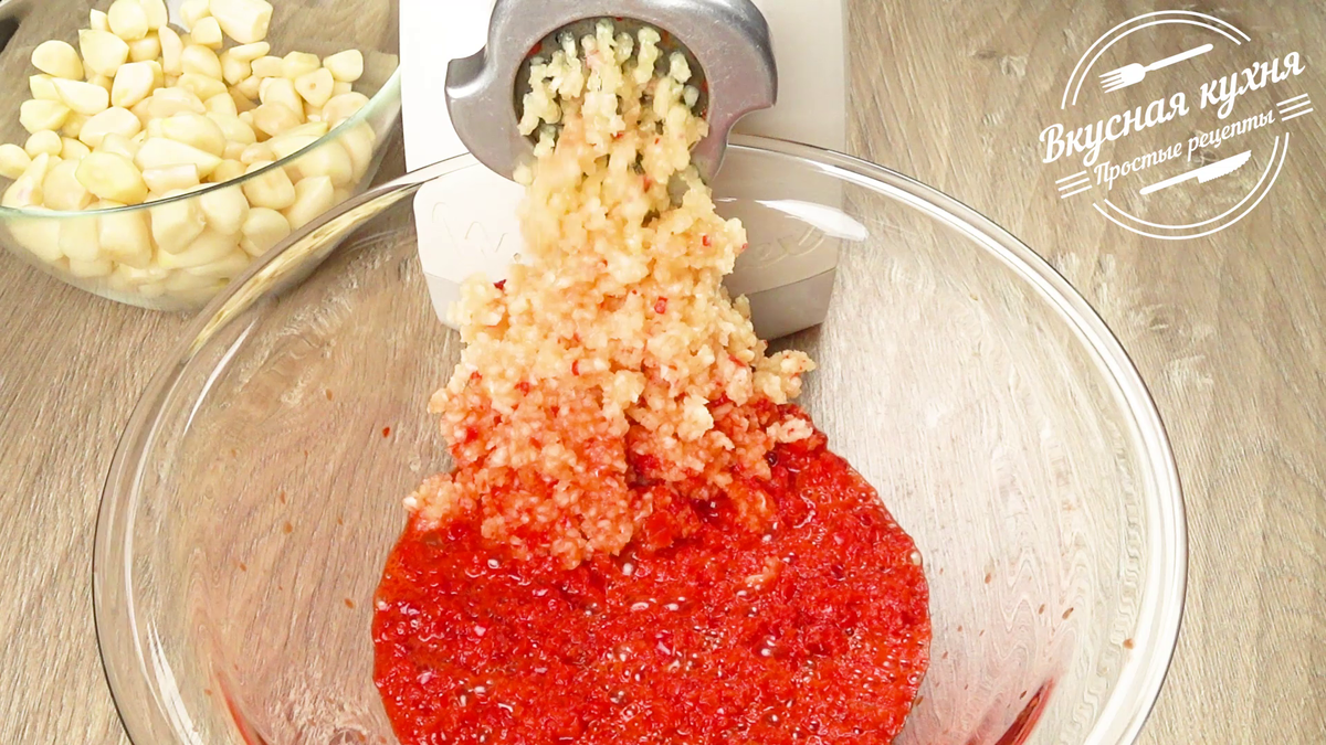 Салат самый самый. Фарш с мясом и луком. Солью и перцем и выкладываем. Салат шопский классический. Запеченные перцы по гречески с фета.