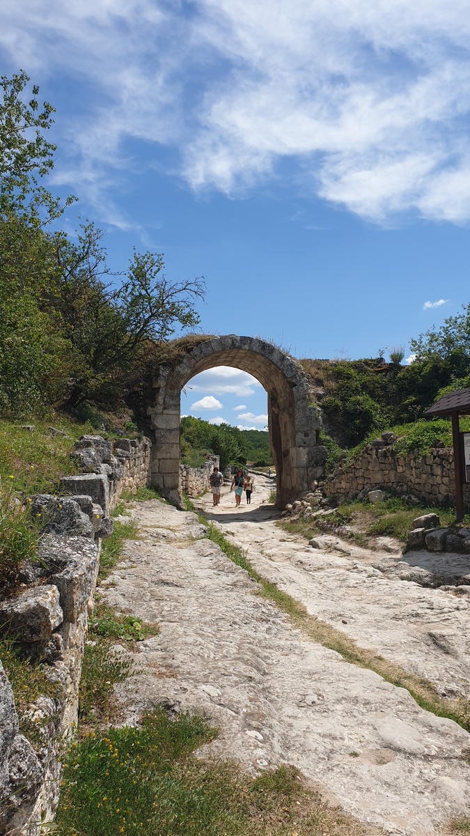 Сохранившиеся древние вотора Орта-Капу и дорога