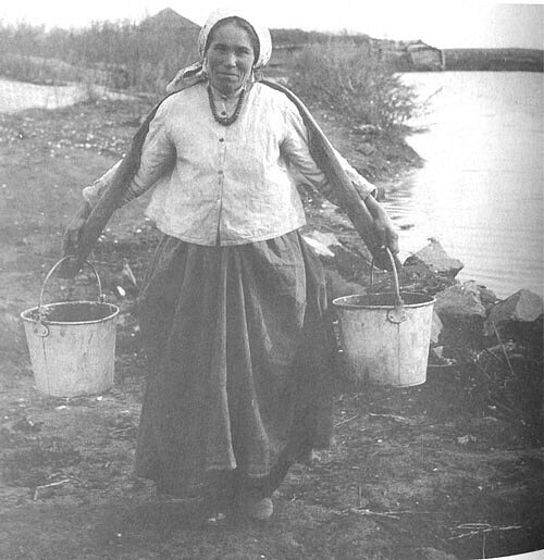 Курчанка Домна Мальцева около реки Зай. 1915 г. Фото: rusalbom.ru / архив С.Шанцева