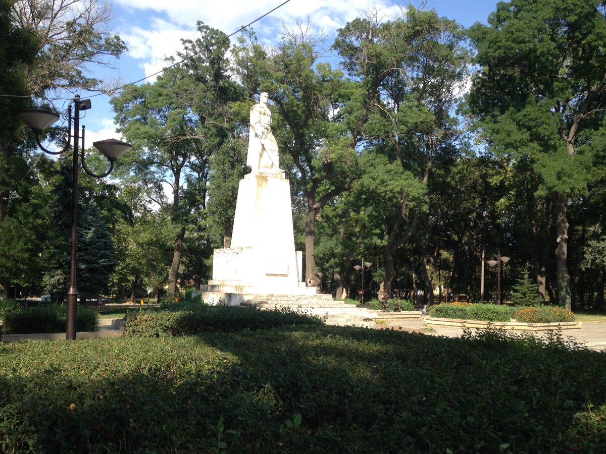 Памятник болгаро-русской дружбе в г. Карнобат. Фото автора.