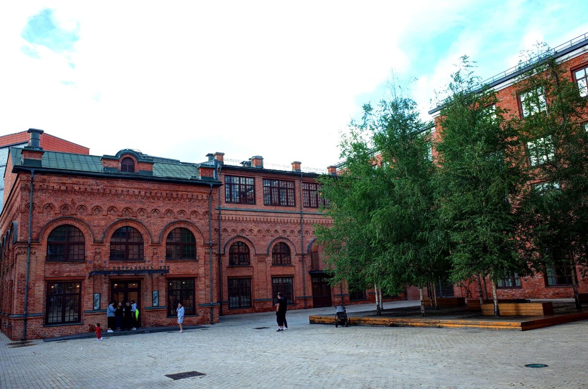 Здание и двор БЦ «Фабрика Станиславского» (бывшая фабрика Алексеевых).