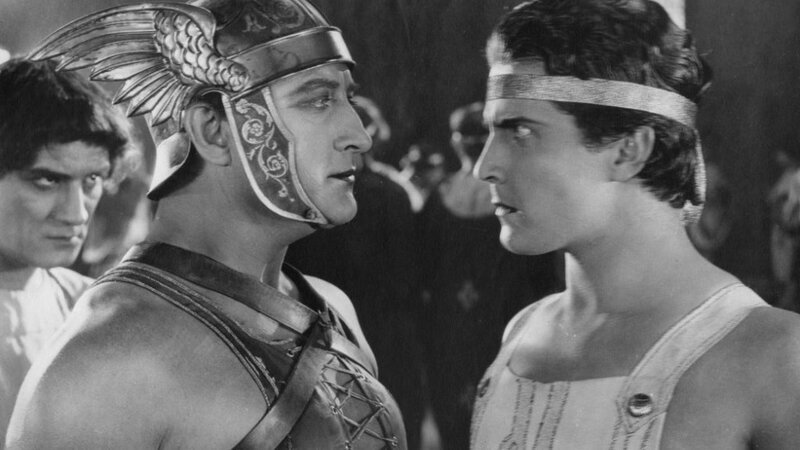 Два заклятых друга Мессала (слева) и Бен-Гур (справа) из экранизаций 1925 г. (вверху) и 1959 г. (внизу).
