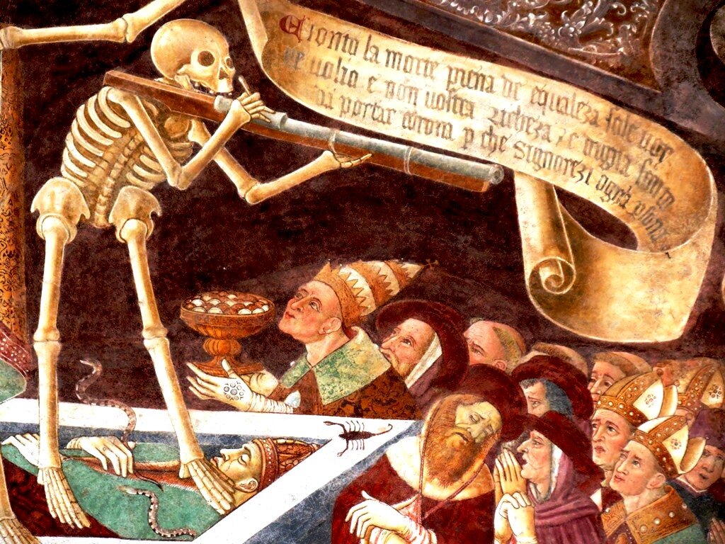 фрагмент-Клузоне tourpedia.ru wp-content uploads 2018 11  На свитке написано: "Я есть Смерть, и я справедлива к каждому. Мне нужны лишь вы, а не ваше богатство. Я достойна того, чтобы носить корону, ибо я являюсь госпожой всякого человека".