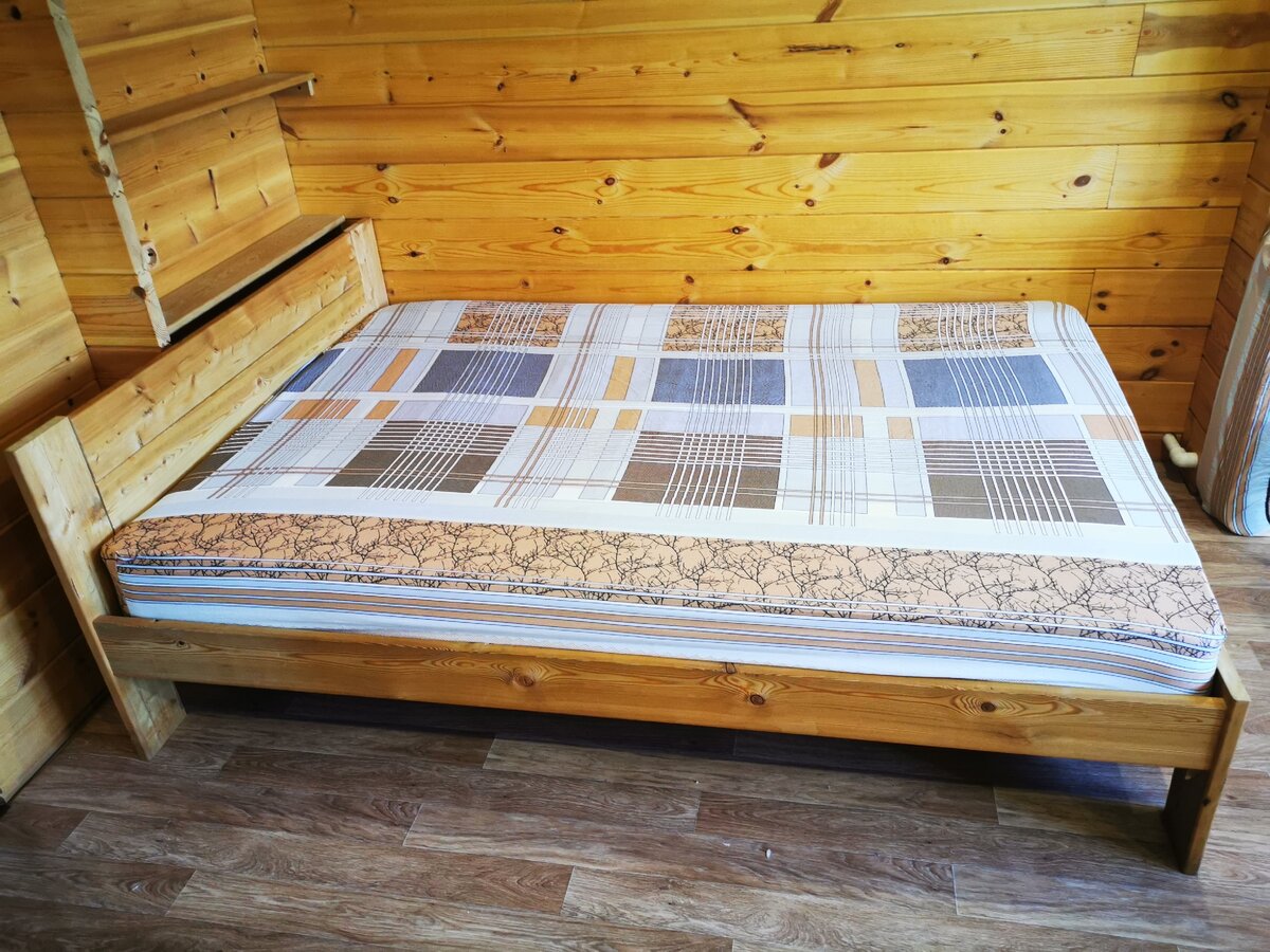 Кровать из дерева